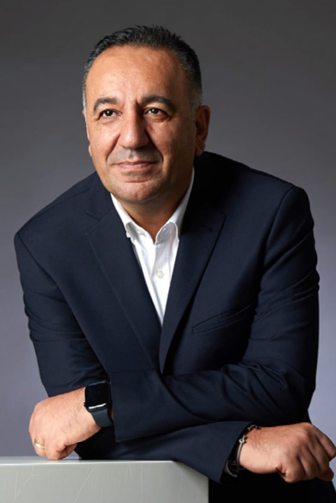 Koç Leather & Fur의 재무 이사인 Serdal Koç의 초상화